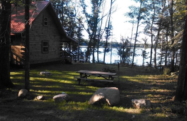 Belle Log Cabin Situé sur la paisible Smith Lake 3 miles au nord de Hayward, Wi.