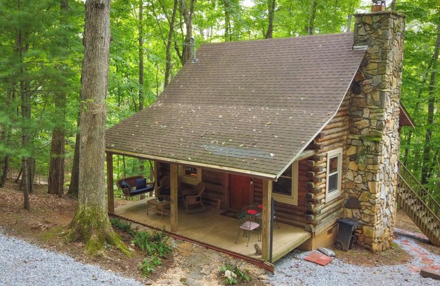 Beautiful log cabin with AC and WiFi in gorgeous Burnsville. Power and Water On!