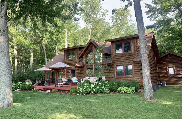 Belle cabane en rondins sur le paisible lac Bass