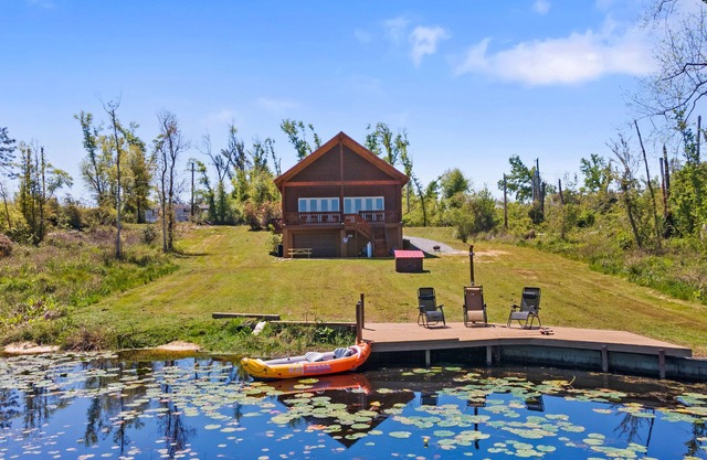 Beautiful log cabin w/ private dock, gameroom, 23mi to beach, 3bd2ba, sleeps 11