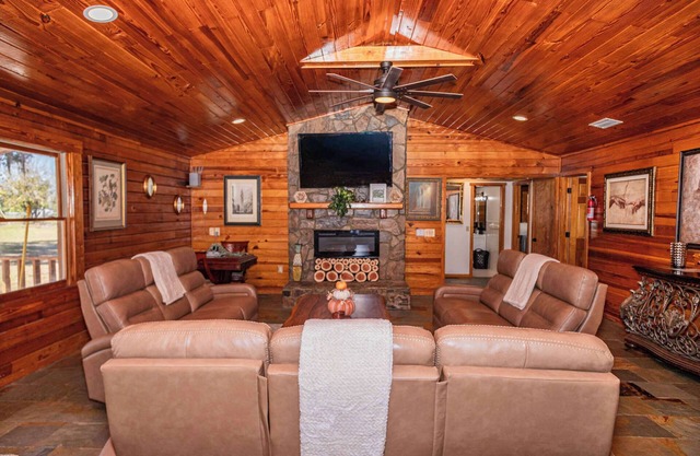 Beautiful Log Home 5mi from Suwanee Music Park!