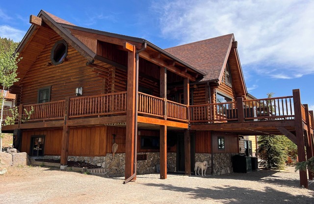 Belle maison en bois rond avec vue sur le lac Henrys et 13 miles de West Yellowstone