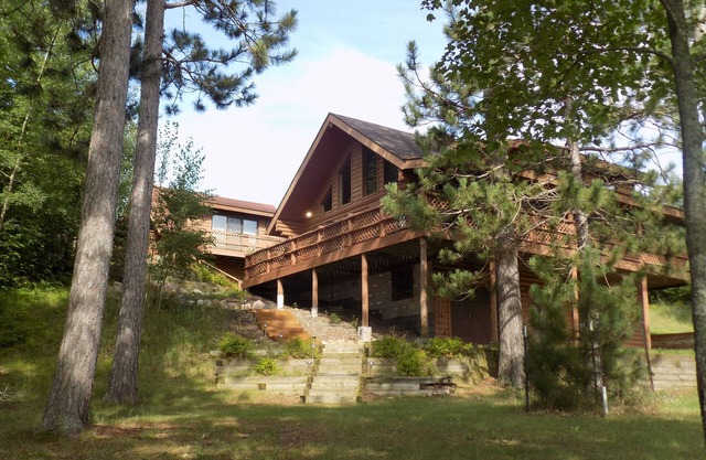 Beautiful Home Log sur le lac paisible, avec Guest Cabin