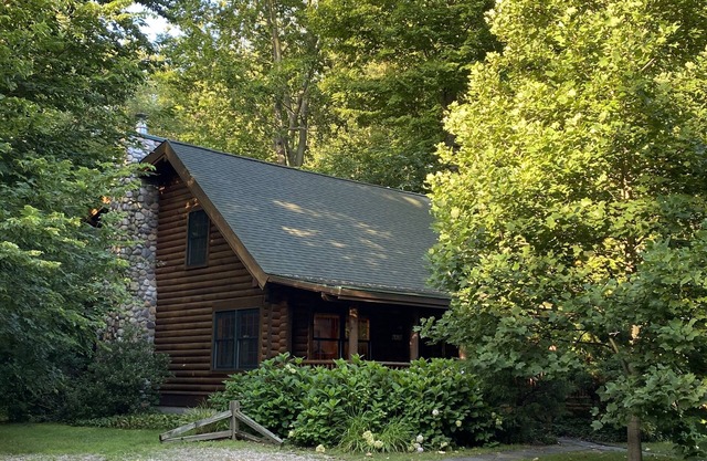 Beautiful Log Lake Cabin- Saugatuck