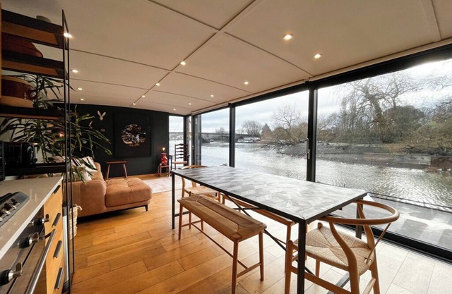 Beautiful London Kew houseboat in a great location with stunning Thames views