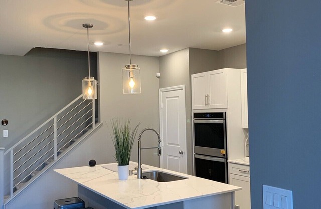 Beautiful Luxury Townhouse W/Fast Wi-Fi & Free Parking