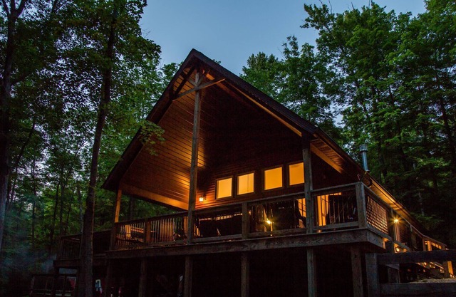 Magnifique chalet de luxe, bain à remous, cheminée intérieure, suite principale King, accès WIFI gratuit