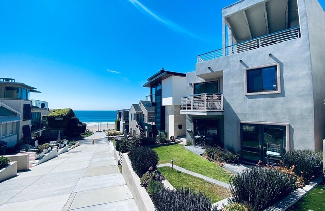 Beautiful Manhattan Beach 100 Block Walk Street Home