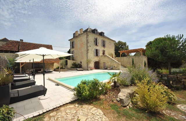 Belle demeure bourgeoise de 1876 piscine privée et son jardin paysagé