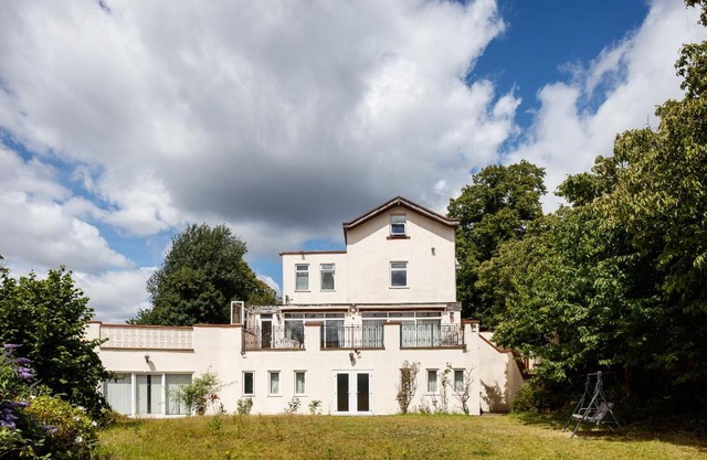 Beautiful 'Mayfield' Villa with private pool!