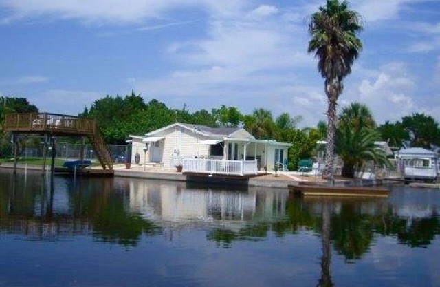 Emplacement génial! Bungalow au bord de l'eau, piscine!