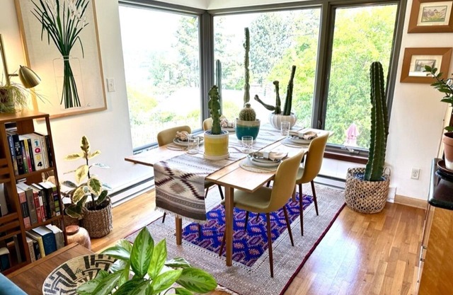Beautiful Mid-Century N Beacon Hill Home 2BR. 5 min walk to Lightrail!