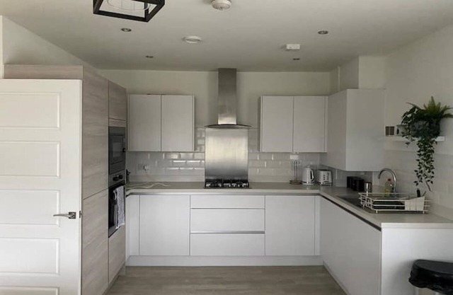 Beautiful Modern Tranquil Two Bedroom Apartment