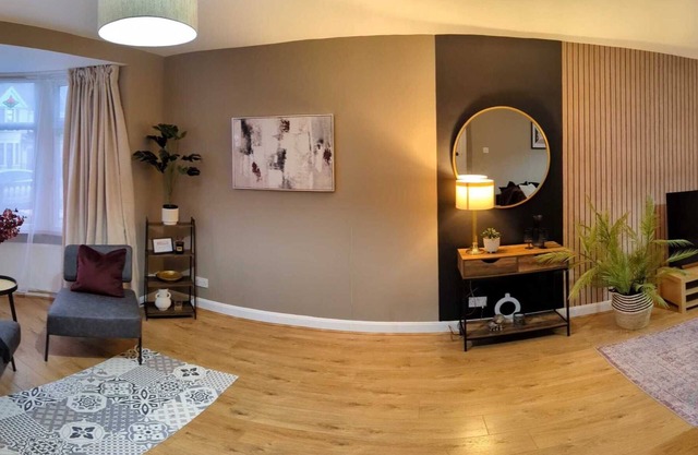Beautiful Modern 3-Bedroom House w/ Garden
