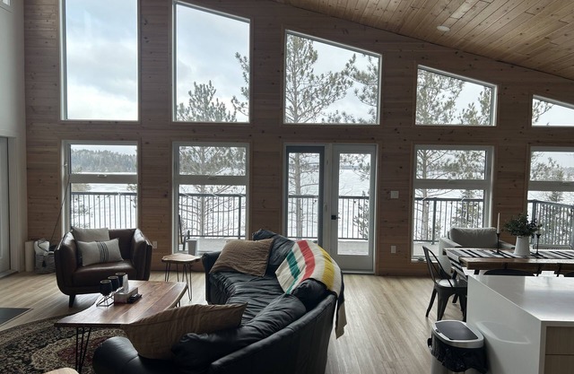 Beautiful modern lake house with hot tub, lakefront.