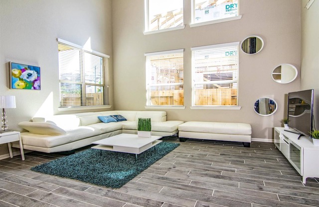 Belle maison moderne à 10 miles du centre-ville!