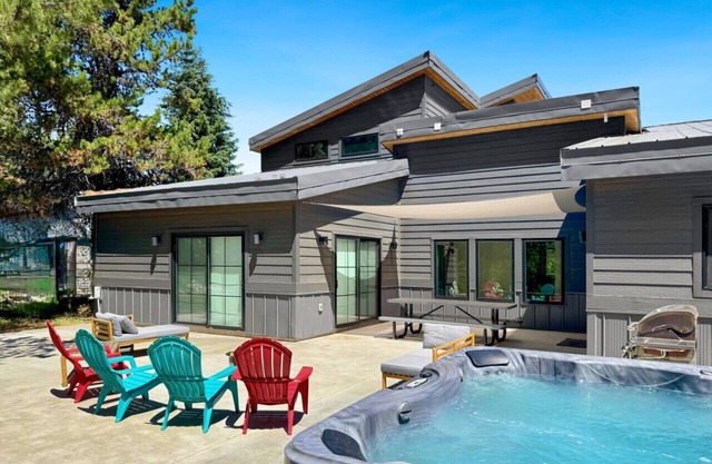 Beautiful Modern Escape Next to Lake Inlet