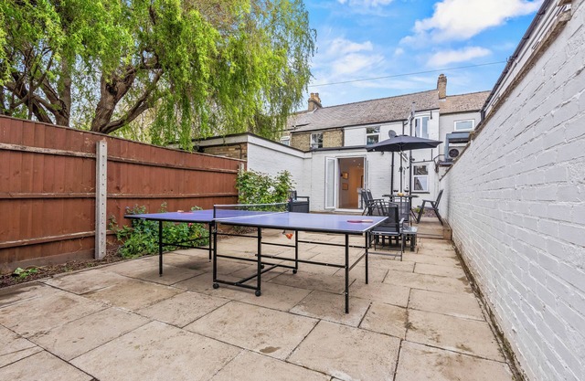 Cozy modern flat on mill road with fire-pit, BBQ and table tennis