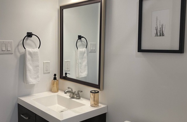 Beautiful modern home minutes from the city, hiking, shopping, and entertainment