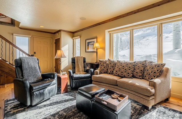 Beautiful Modern Home in Great Location, Hot Tub +Patio, Luxury Amenities!