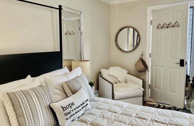 Beautiful Modern In-town Studio with Kitchenette - steps from Gondola!