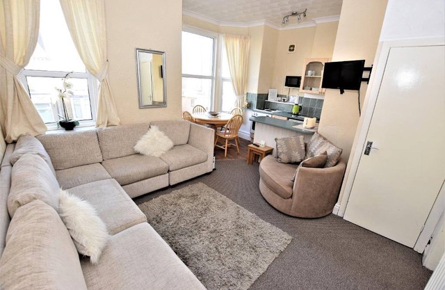 Famille-Appartement-Salle de bain et douche-Large Bedroom First Floor