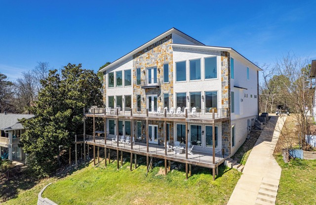 Belle nouvelle construction moderne - cette maison a tout, 7 chambres à coucher, accès au lac!