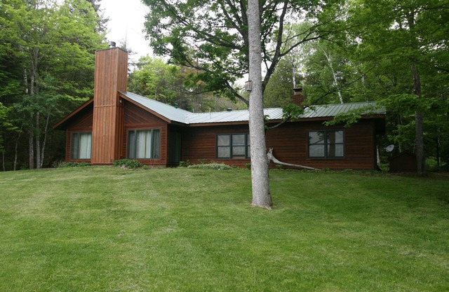 Belle maison de vacances moderne au bord du lac sur la baie Huron du lac Supérieur