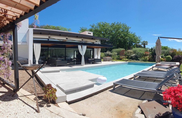 Beautiful modern villa with swimming pool and spa in absolute calm
