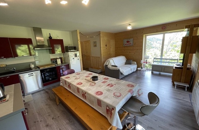 **Appartement T3 avec Terrasse, Parking et Proche Pistes**