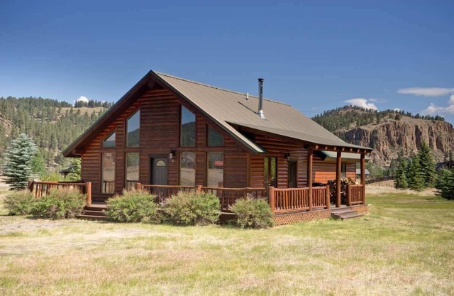 Beautiful Mountain Cabin w/ Wraparound Deck/Private Washer/Dryer/Free WiFi!