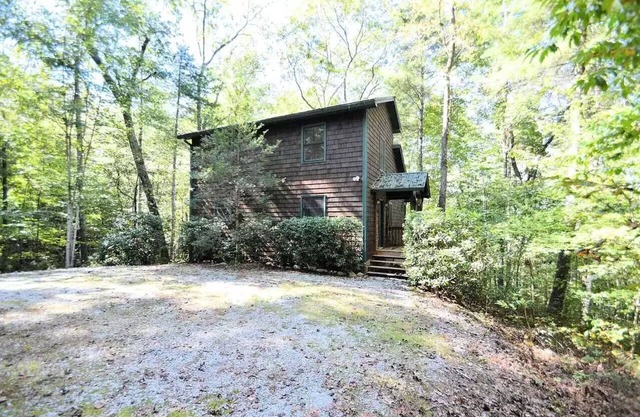 Beautiful Mountain Cabin, 2 bdrm, 2 bath + loft, cozy fireplace!