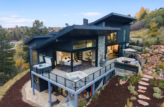 Beautiful mountain home w/ endless entertainment! BOOK NOW! 30 DAY Req'd