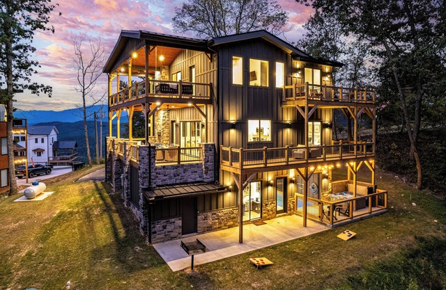 Beautiful mountain retreat! Amazing views, pool/hot tub, game room, firepit!