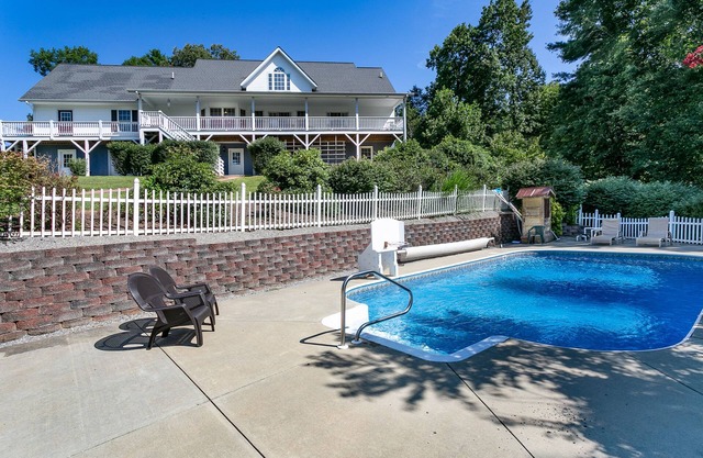 Brook Knoll · NOUVEAU! Belle retraite Mtn avec piscine près d'Asheville!
