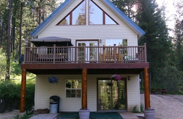 Beautiful Mountain Vacation Cabin / w Hot Tub 0nly 30 Miles from Boise Id