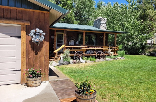 Belle vue sur la montagne avec Trout Creek façade! Dix Miles de Yellowstone!