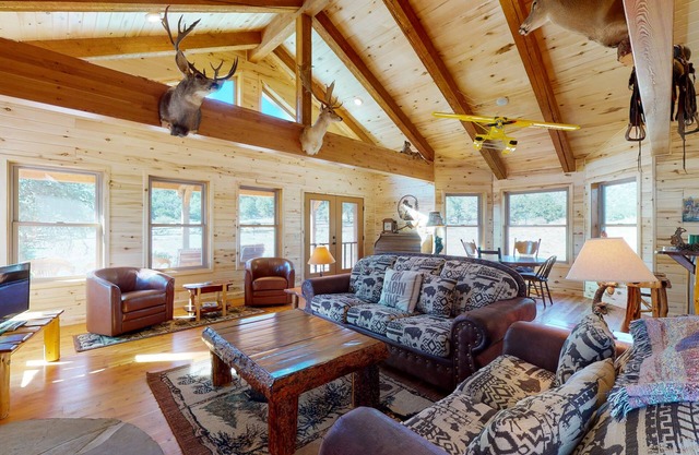 Beautiful mountainside home & bunkhouse w/ barn, two full kitchens, & free WiFi