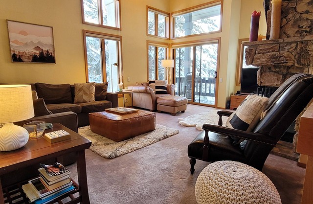 Belle maison à flanc de montagne avec plafonds voûtés et cheminée