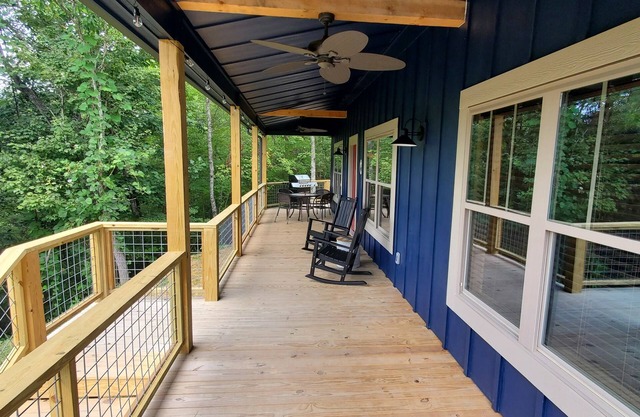 Perfect Mtn Getaway. Quiet 2 bedroom, 2 bath, Hot tub & grill! 5 min to town!