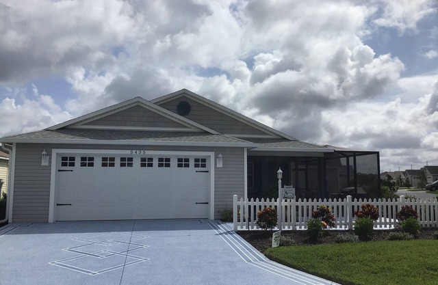 Belle nouvelle villa 2/2 qui accepte les animaux de compagnie avec voiturette de golf, barbecue et WiFi gratuit!