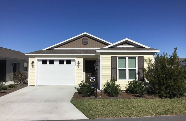Belle nouvelle villa 2/2 acceptant les animaux de compagnie avec voiturette de golf, barbecue et connexion Wi-Fi gratuite!