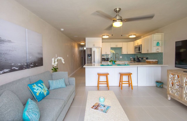 Lumineux nouveau condo Beach-chic avec A / C et son surround! Étapes vers la plage de Mama!
