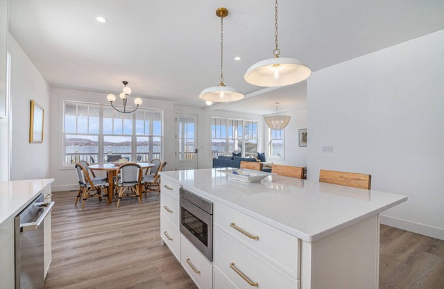 Beautiful New-Build, Modern Lakefront Crystal Lake Cottagen