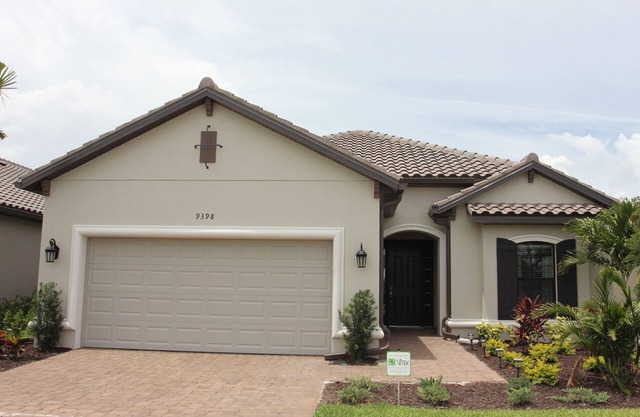 Belle nouvelle construction dans Esplanade Golf and Country Club à Naples, FL
