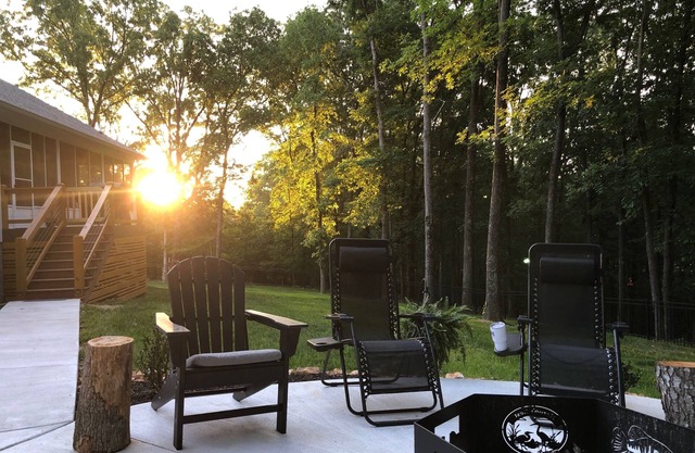 Beautiful new home at Kentucky Lake with fire pit/community pool!