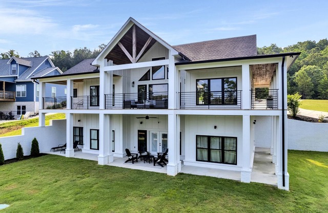 ~Beautiful New Home~Gorgeous Lake View~Sleeps 14~Private Dock~