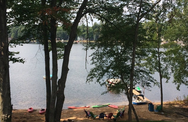 Belle nouvelle maison au bord du lac, à 134 pieds de Sandy Beach: peut accueillir jusqu'à 20 personnes