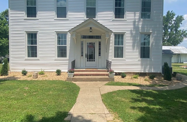 Beautiful newly renovated farm house overlooking 5 acre lake. ****New Rates ***