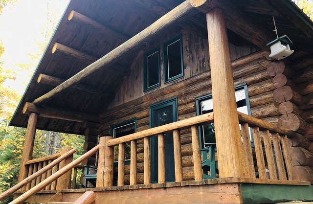 Les meilleures cabanes en rondins du nord du Maine pour les amateurs de chasse et de motoneige